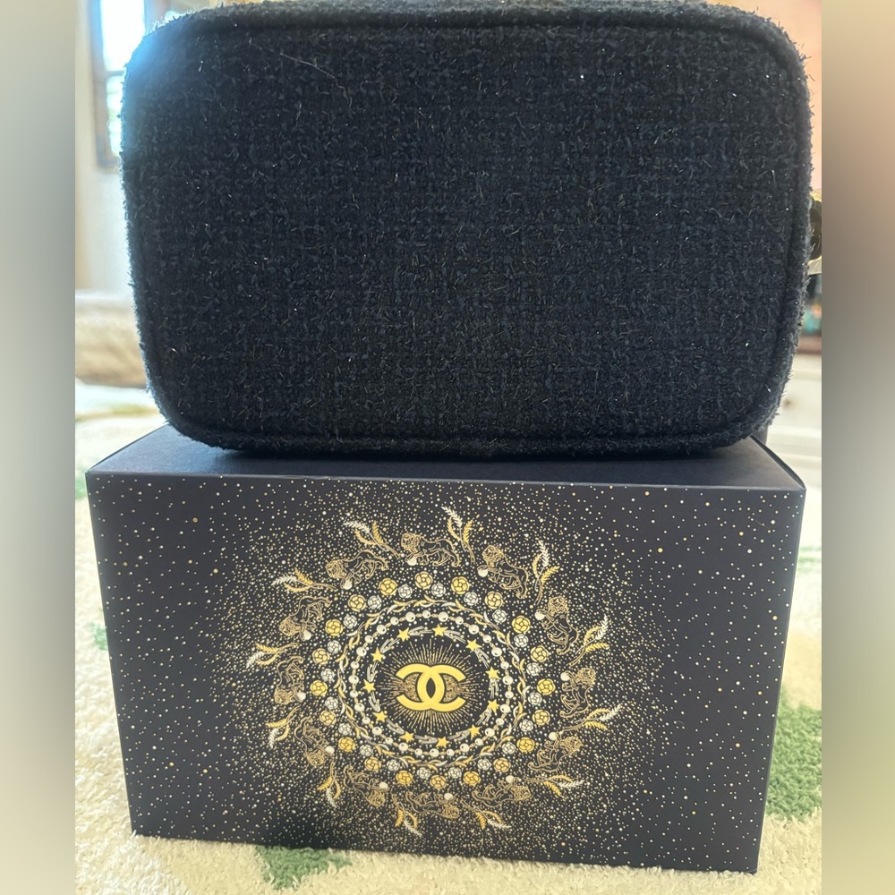 💙💙CHANEL Eyeshadow and make up bag set 💙💙 - Picture 9 of 9